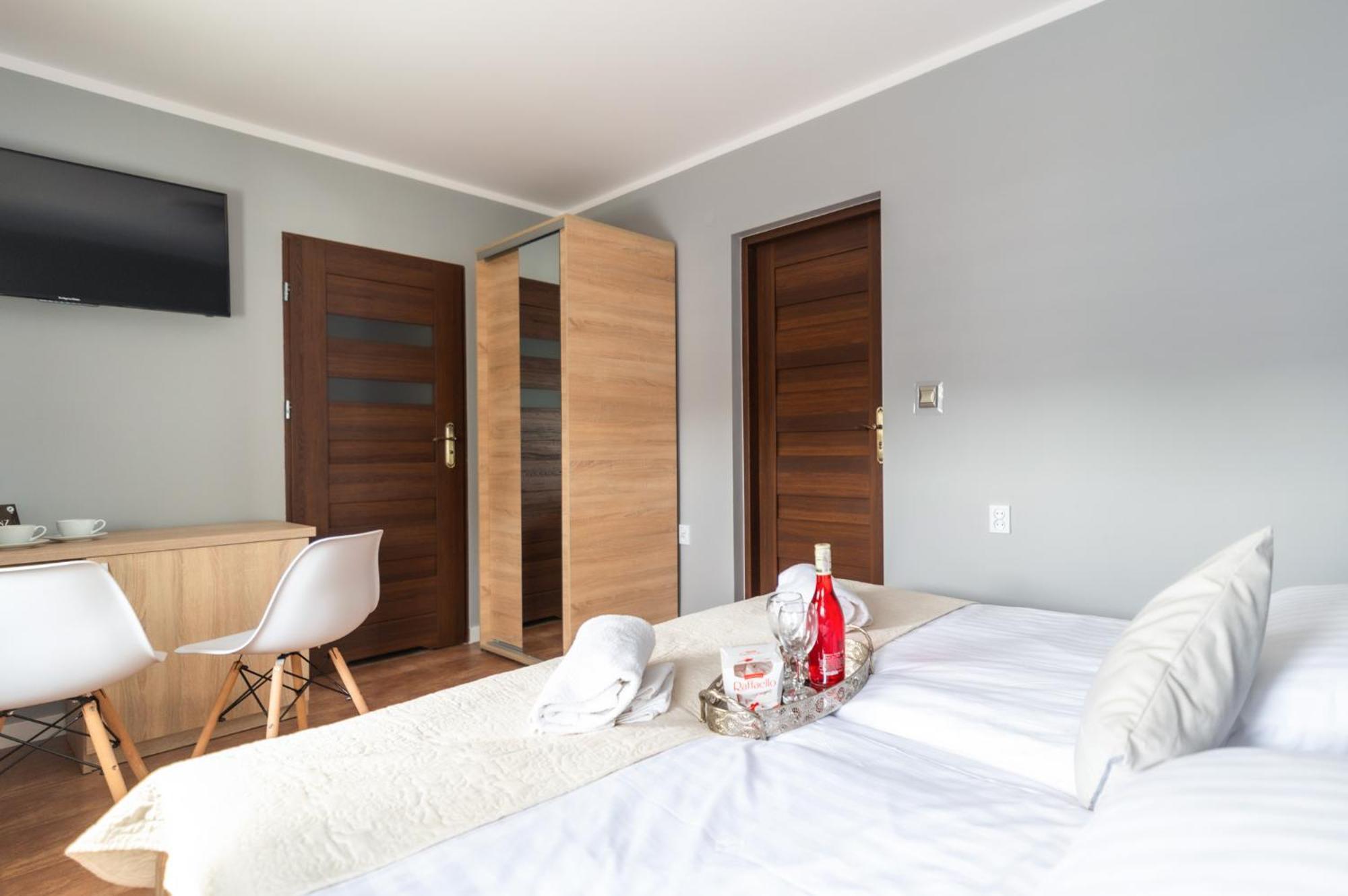 Reveliqa2 - Pokoje Goscinne I Apartamenty ポビエロボ エクステリア 写真